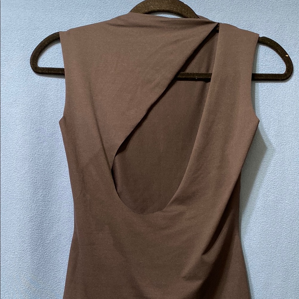 Elegant New Tear Drop Open Back Black Sleeveless Top - Picture 6 of 14